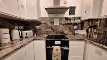 雪櫃、微波爐、焗爐、廚房用具/餐具/器皿