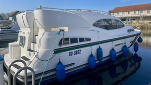 A white motorboat with the registration number BD 3632 docked at a marina. - IRIS BATEAU DOUILLET (Nevers)