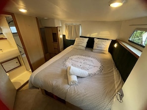 2 bedrooms, bed sheets