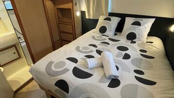 2 bedrooms, bed sheets