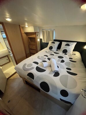 2 bedrooms, bed sheets