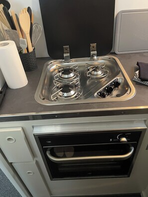 Een koelkast, een oven, een kookplaat, een koffiezetapparaat/waterkoker
