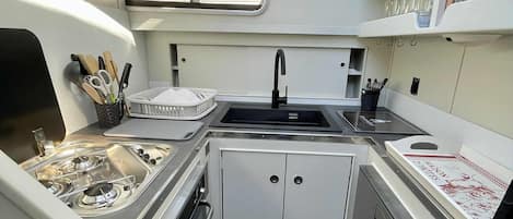 Fridge, oven, stovetop, coffee/tea maker