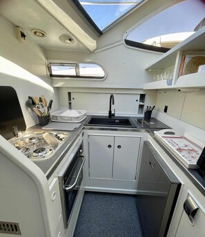 Frigorífico, horno, placa de cocina y cafetera o tetera