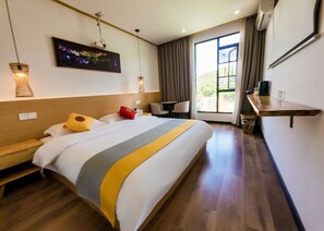 Comfort kamer, 1 twee- of 2 eenpersoonsbedden, uitzicht op rivier | Een bureau, een laptopwerkplek, gratis wifi