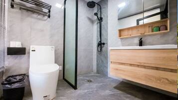 Comfort Double or Twin Room, River View | Bathroom