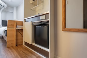 Eenpersoonskamer | Een bureau, gratis wifi, beddengoed