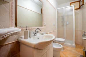 Haartrockner, Bidet, Handtücher, Seife