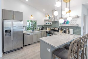 Réfrigérateur, four à micro-ondes, un four, surface de cuisson