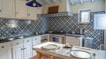 Casa familiar, vista al jardín | Cocina privada | Tostadora, artículos de limpieza ecológicos y congelador