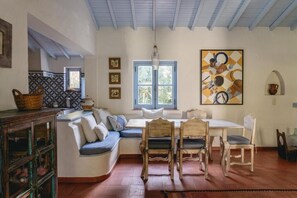 Perhetalo, näköala puutarhaan | Oleskelualue