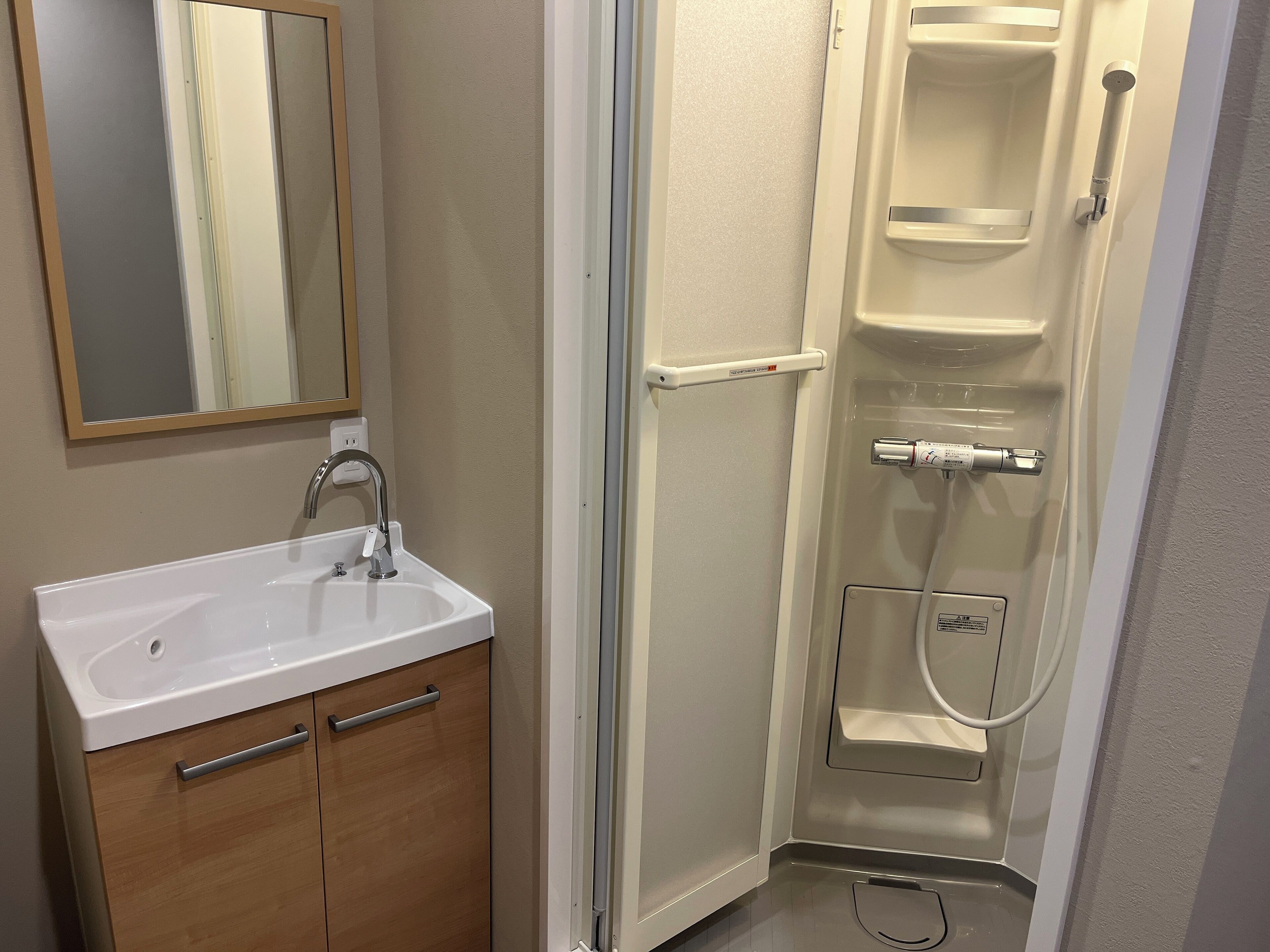 Een douche, gratis toiletartikelen, een haardroger, badjassen