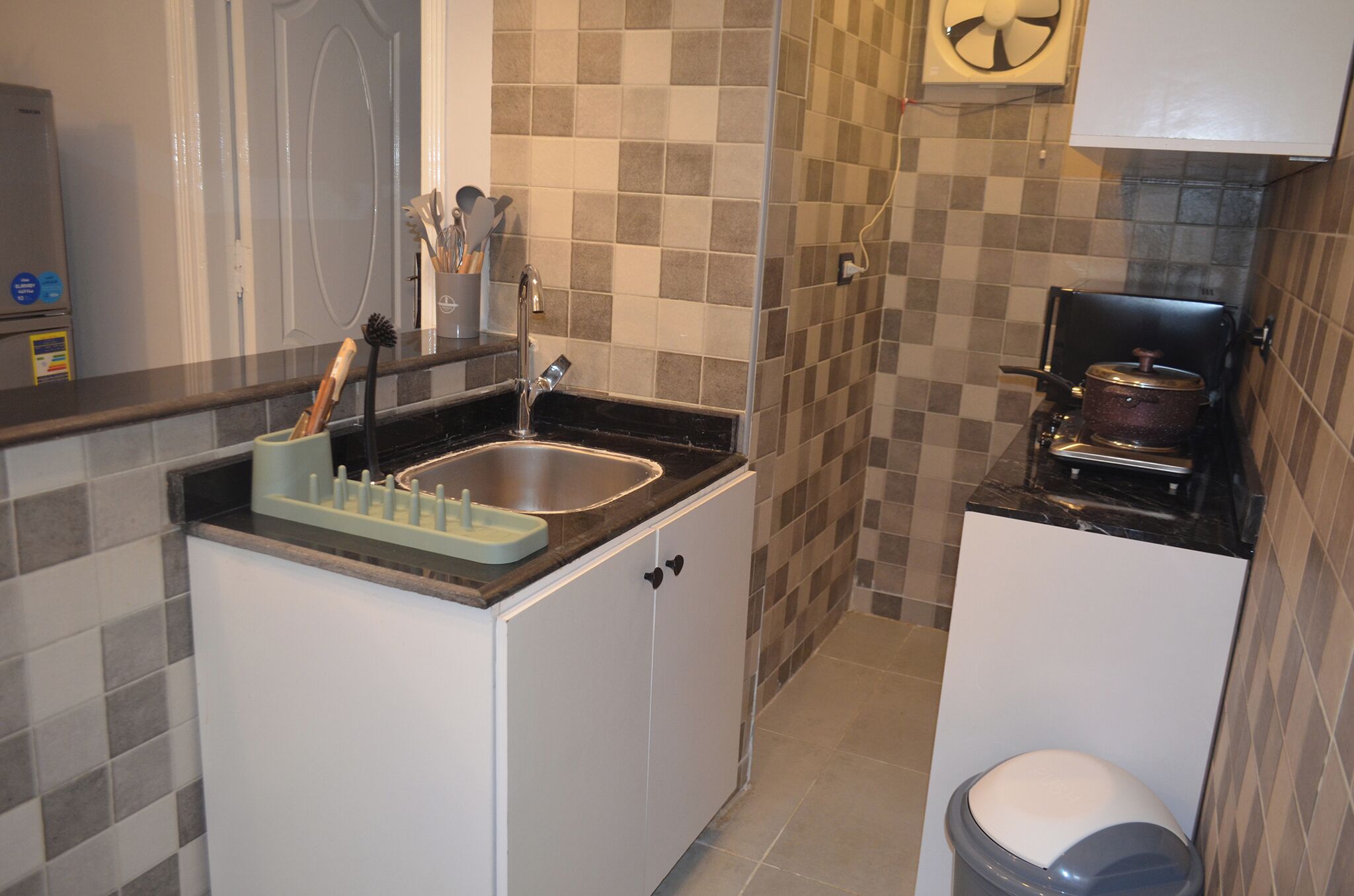 微波炉、炉灶、电热水壶、厨具/餐具