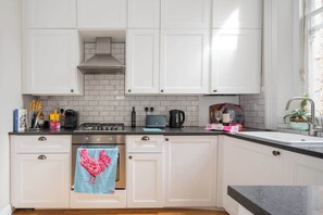 Fridge, microwave, oven, stovetop - Charming 2BD Flat Nr Primrose Hill & Belsize Park (Greater London)