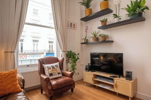 TV, stereo - Charming 2BD Flat Nr Primrose Hill & Belsize Park (Greater London)
