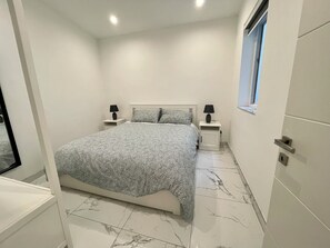 1 habitación, tabla de planchar con plancha, wifi y ropa de cama
