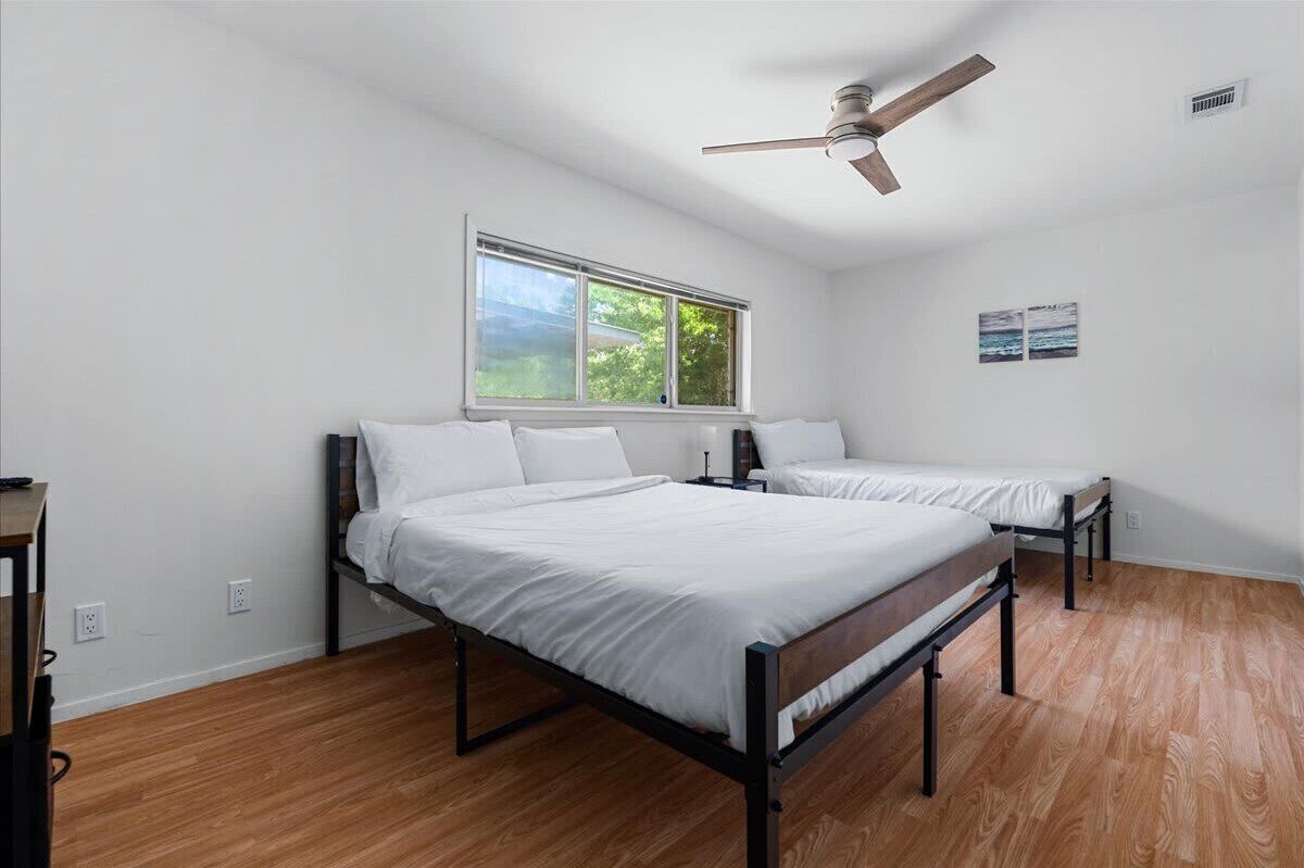 4 bedrooms, desk, iron/ironing board, WiFi