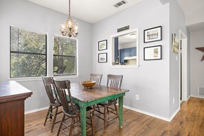 Dining - Classic South 5th Getaway — Minutes to Downtown, Zilker & Rainey (Austin)