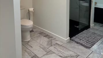Serviettes fournies, papier toilette