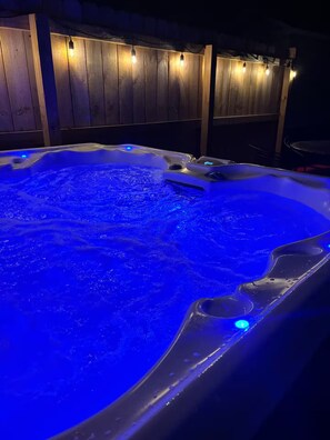 Banyera d'hidromassatge a l'aire lliure