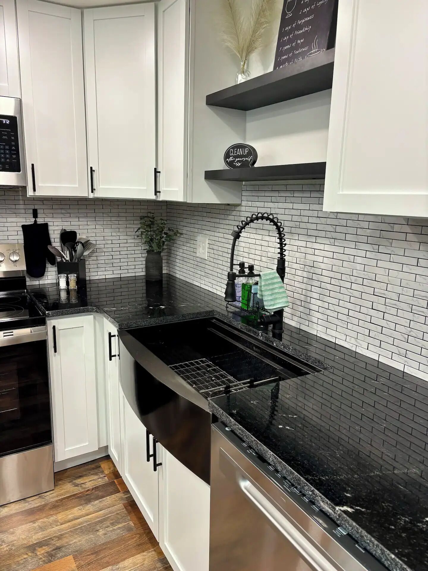 Mikrowelle, Ofen, Herdplatte, Geschirrspüler