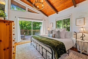 3 bedrooms, iron/ironing board, free WiFi, bed sheets - Mountain Chalet with Hot Tub & Game Room (Gatlinburg)