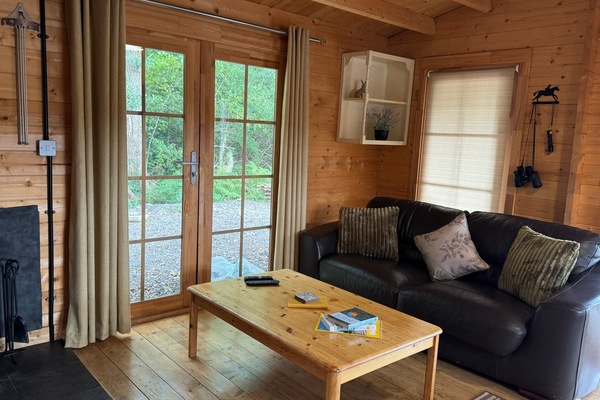 Appartement, 1 slaapkamer, terras, uitzicht op tuin | Woonruimte | Een 42-inch smart-tv met digitale zenders, Netflix en streamingdiensten