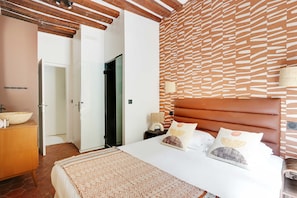 Apartment | 3 bedrooms, laptop workspace, iron/ironing board, bed sheets