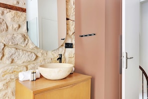 Apartment | Bathroom | Hair dryer, towels, shampoo