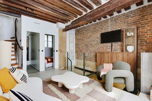 Departamento | 3 habitaciones y espacio para trabajar con laptop 