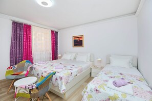 Apartment | Blackout drapes, iron/ironing board, free WiFi