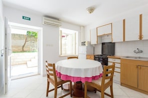 Apartment, Garden Area | Private kitchen