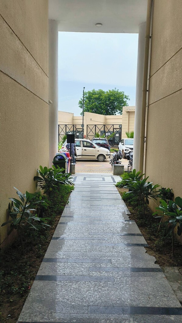 Property grounds - 2-bedroom apartment in welcoming Gurugram with AC (Gurugram)