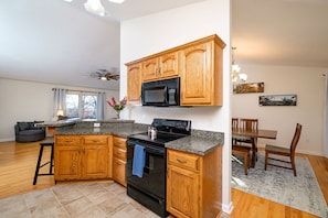 ثلاجة، ميكروويف، فرن، موقد طهي مسطح