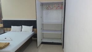 Laptop workspace, free WiFi - Hotel Sai Leela (Ambernath)