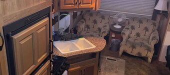 Quaint remote tiny home steps from Downtown New Port Richey!