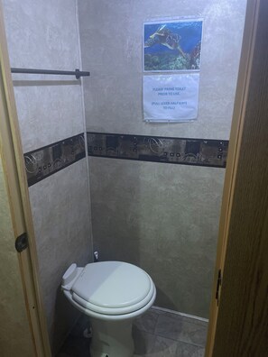 مناشف، صابون، ورق حمّام