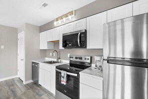 Refrigerador, microondas, horno, placa de cocina