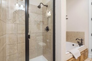 Douche, séchoir à cheveux, serviettes fournies, shampooing
