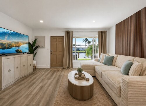 waterfront Fort Lauderdale condo with heated pool free parking king bed