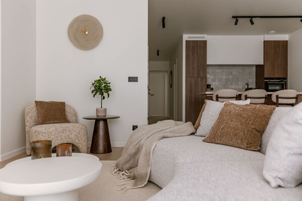 2 عدّة غرف نوم وخدمة الإنترنت