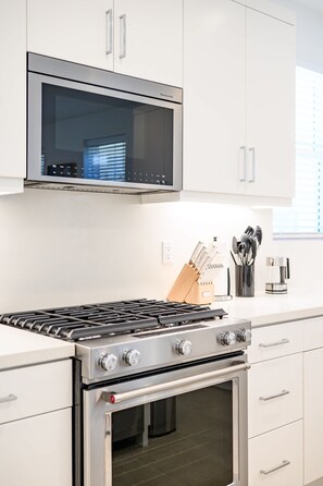 House | 3 bedrooms, Internet - Newly Built Stylish 3BR Oasis Home in Palm Desert (Thousand Palms)