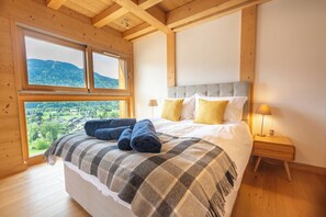 6 bedrooms, desk, iron/ironing board, travel crib - 6/7 Bedroom Chalet in Samoëns Centre with Pool and Hot Tub - Alps Accommodation (Samoens)