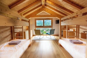 6 bedrooms, desk, iron/ironing board, travel cot
