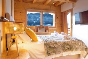 6 makuuhuonetta, työpöytä, silitysrauta/-lauta, vauvan matkasänky