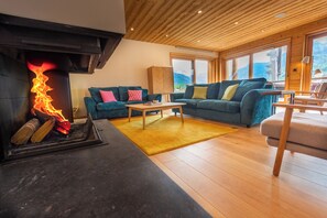 Smart TV, fireplace, video games, DVD player - 6/7 Bedroom Chalet in Samoëns Centre with Pool and Hot Tub - Alps Accommodation (Samoens)