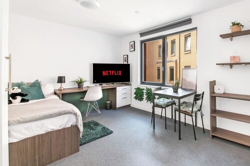 Modern Sheffield City Centre Studio w/ Desk & TV