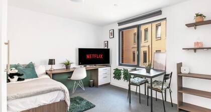 Modern Sheffield City Centre Studio w/ Desk & TV