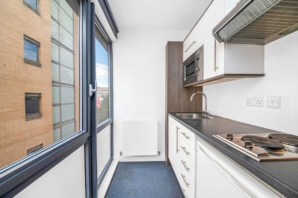 Refrigerador, microondas, utensilios de cocina