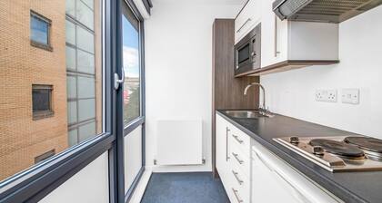 Modern Sheffield City Centre Studio w/ Desk & TV